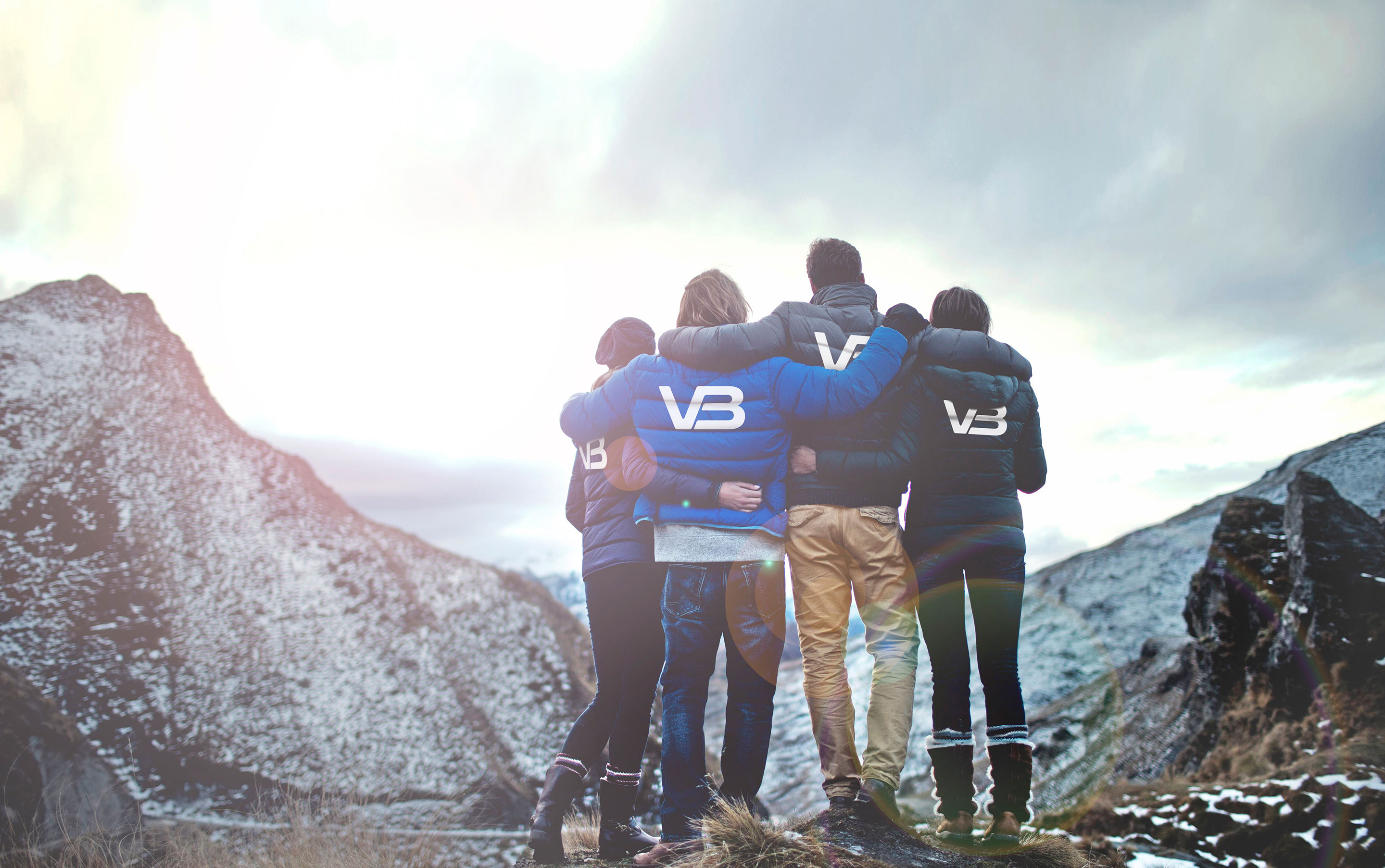 Fire VB Rørleggere ser ut mot et fjell